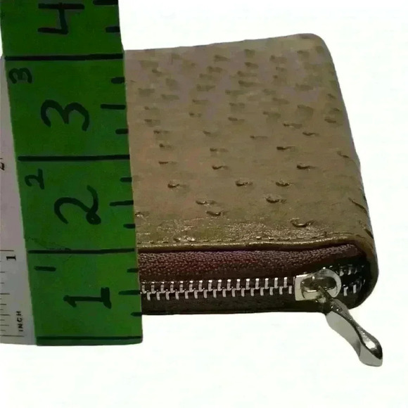 A woman’s brown wallet with ostrich leather print type pattern. - Picture 6 of 12